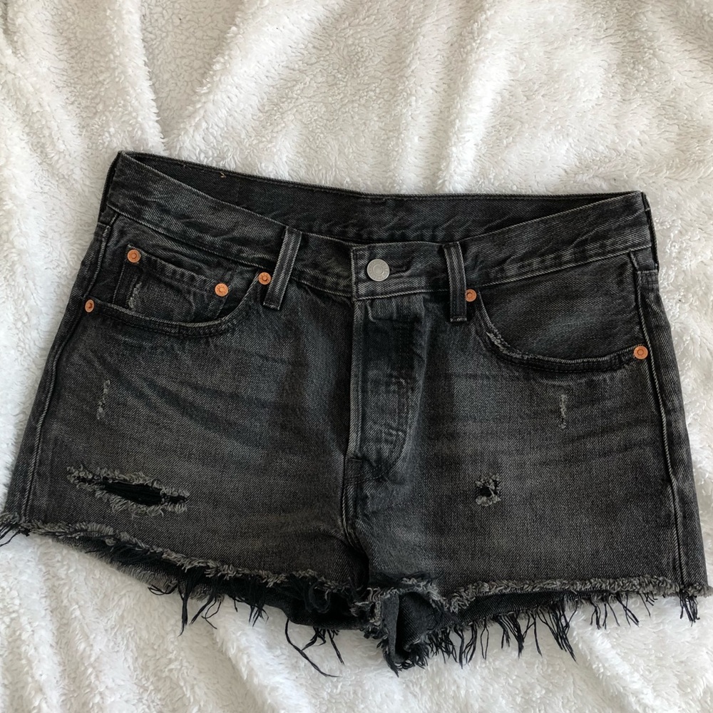 Black Levi’s shorts